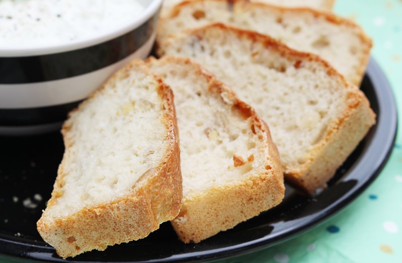 Dinkelbrot und Tsatsiki