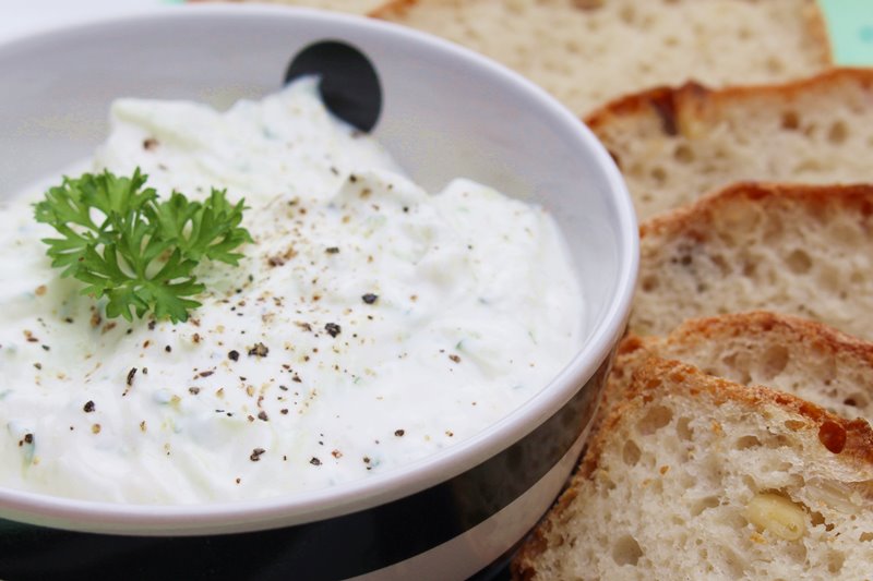 Dinkelbrot und Tsatsiki