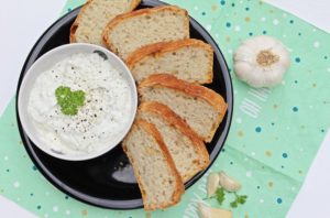 Dinkelbrot und Tsatsiki